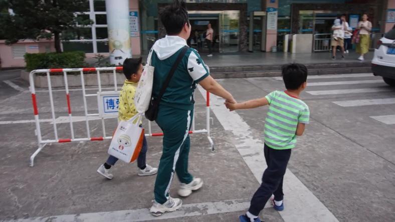 我在模拟家庭,给孤弃儿童当“职业父母”